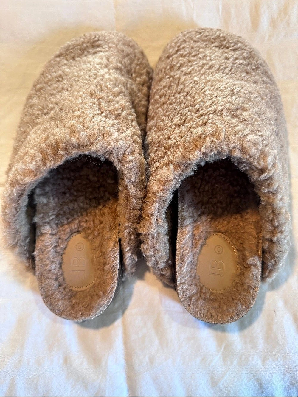 NEW Intentionally Blank Après Teddy Slippers Cream Tan Size 8